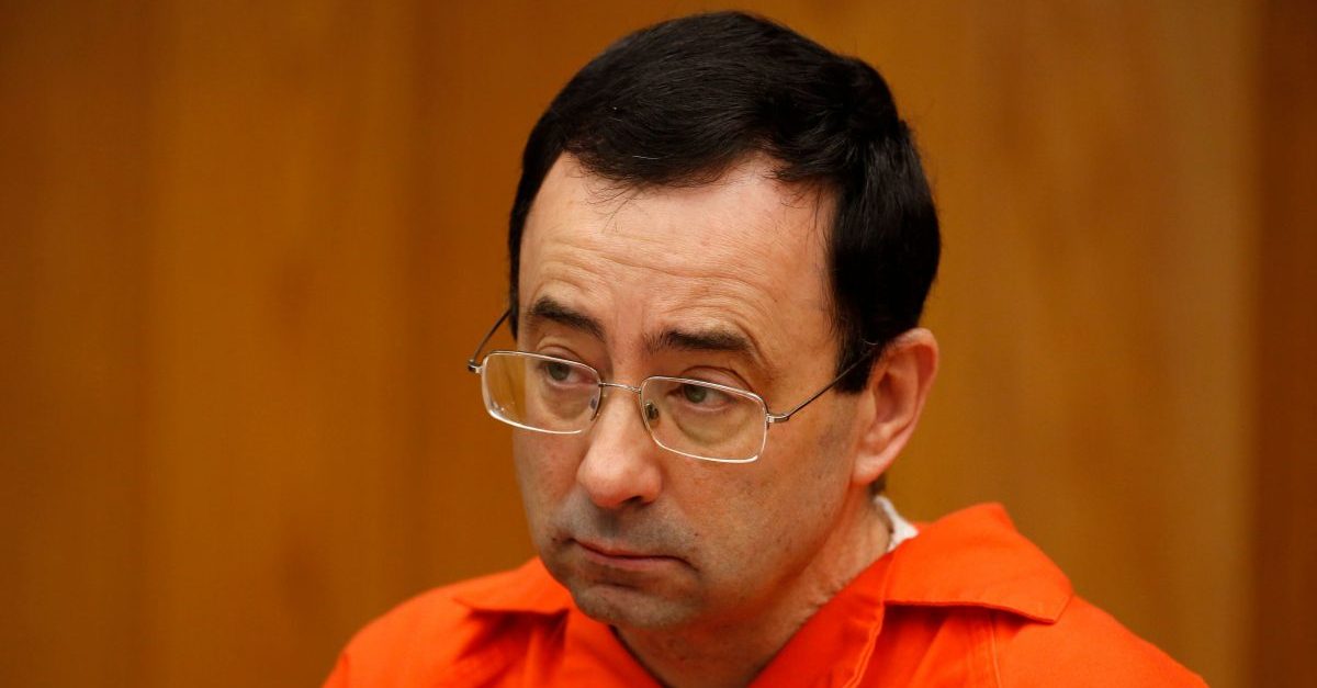 Former Michigan State University and USA Gymnastics doctor Larry Nassar listens during the sentencing phase in Eaton, County Circuit Court on January 31, 2018 in Charlotte, Michigan. The number of identified sexual abuse victims of former USA Gymnastics doctor Larry Nassar has grown to 265, a Michigan judge announced Wednesday as a final sentencing hearing commenced. Prosecutors said at least 65 victims were to confront Nassar in court, in the last of three sentencing hearings for the disgraced doctor who molested young girls and women for two decades in the guise of medical treatment. / AFP PHOTO / JEFF KOWALSKY