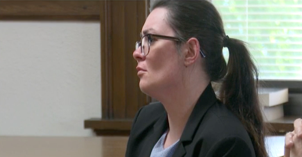 Lesli Jett is seen appearing in court. (Image via screengrab from WMBD-TV.)