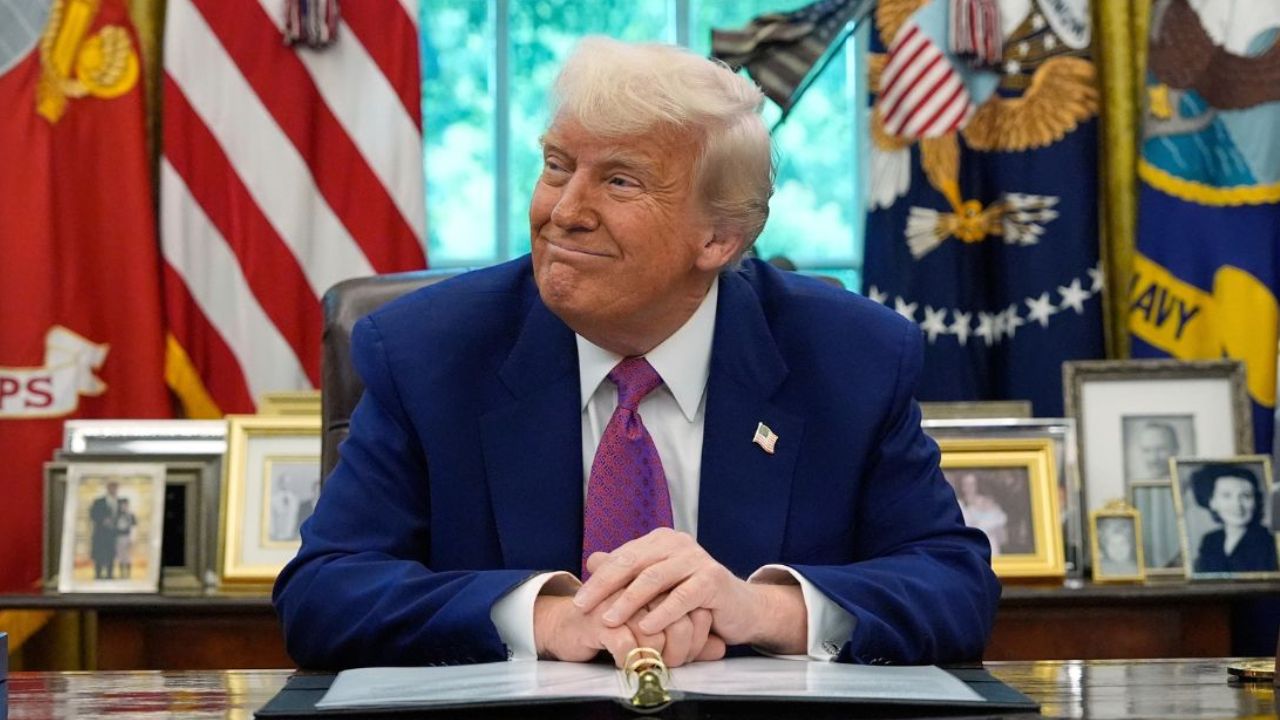 Donald Trump smiles in the Oval Office.